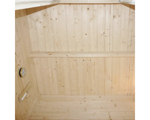 Interieur van een sauna met houten wanden, zitbank en thermometer
