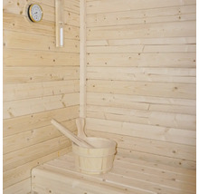 Houten sauna met houten emmer, pollepel, zandloper en thermometer