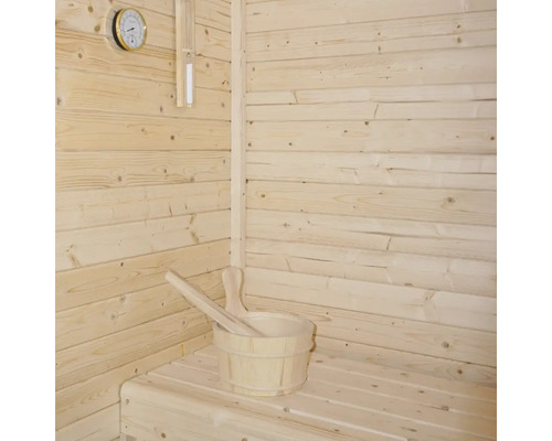 Houten sauna met houten emmer, pollepel, zandloper en thermometer