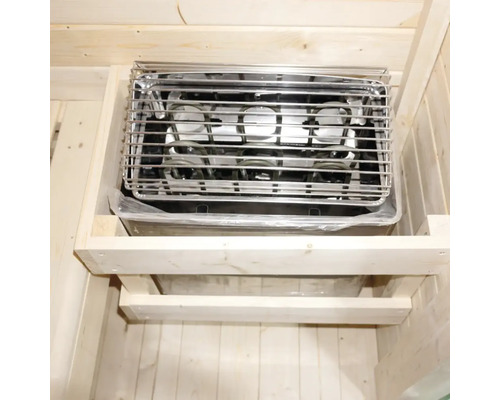 Saunakachel met beschermrooster in een houten sauna