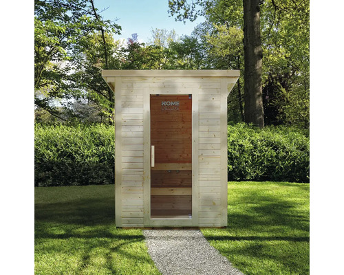 Houten buitensauna met glazen deur in de tuin