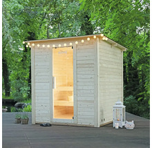 Houten sauna buiten met lichtsnoer en open deur