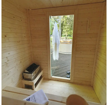 Interieur van een houten sauna met saunakachel en uitzicht naar buiten
