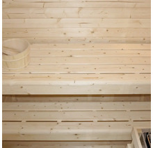 Houten sauna met houten emmer en houten lepel