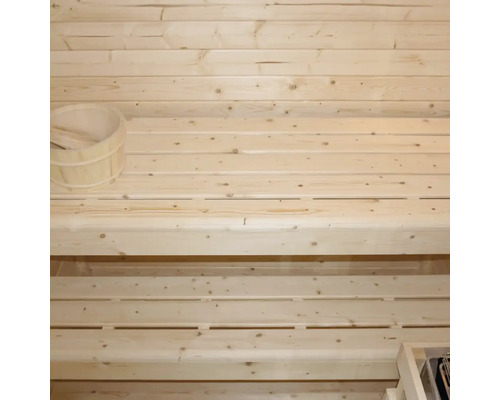 Houten sauna met houten emmer en houten lepel
