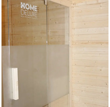 Detailopname van een douchecabine met melkglaselement en handgreep voor een houten wand