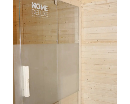Detailopname van een douchecabine met melkglaselement en handgreep voor een houten wand