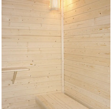 Interieur van een sauna met houten panelen, zitbank en lamp