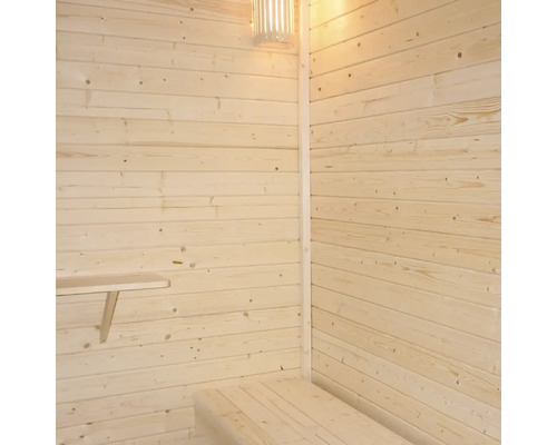Interieur van een sauna met houten panelen, zitbank en lamp