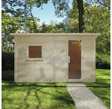 Houten sauna met raam en glazen deur in de tuin