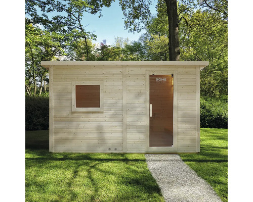 Houten sauna met raam en glazen deur in de tuin