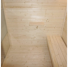 Interieur van een sauna met houten wanden, een bank en een plank