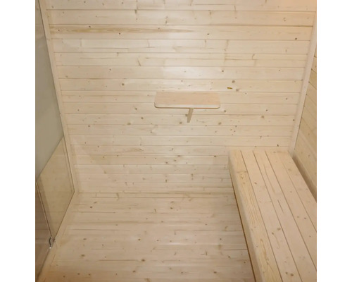 Interieur van een sauna met houten wanden, een bank en een plank