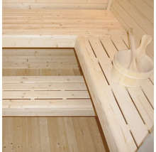 Interieur van een sauna met houten emmer en lepel