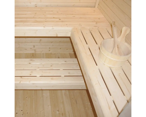 Interieur van een sauna met houten emmer en lepel