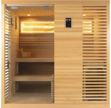 Sauna met houten bekleding, zitelementen en digitaal bedieningspaneel.