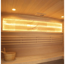 Interieur van een sauna met houten inrichting, verlichting en een sauna-emmer