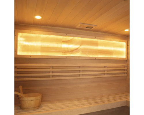 Interieur van een sauna met houten inrichting, verlichting en een sauna-emmer