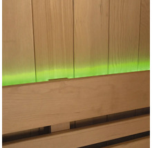 Close-up van een saunabank voor een houten lambrisering met groene verlichting