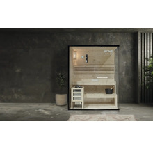Interieur van een sauna met houten interieur en glazen voorkant