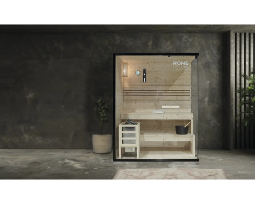 Interieur van een sauna met houten interieur en glazen voorkant
