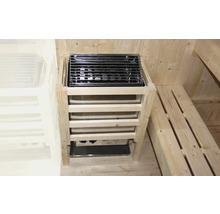 Saunakachel met houten bekleding en beschermrooster in een sauna