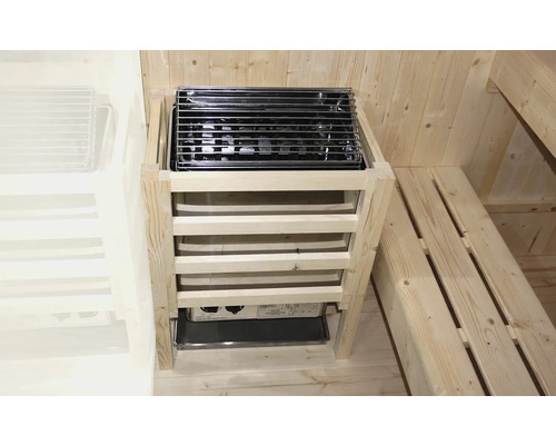 Saunakachel met houten bekleding en beschermrooster in een sauna