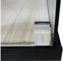 Detailopname van een vitrine met glaselementen en metalen omlijsting