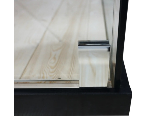 Detailopname van een vitrine met glaselementen en metalen omlijsting