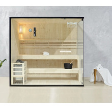 Sauna met houten banken, saunakachel, lamp en glazen voorkant