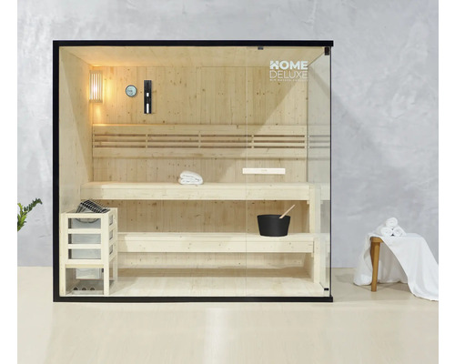 Sauna met houten banken, saunakachel, lamp en glazen voorkant