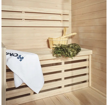 Houten sauna met bank, saunahoos, pollepel, handdoek en berken tak