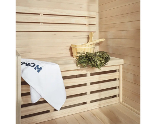 Houten sauna met bank, saunahoos, pollepel, handdoek en berken tak