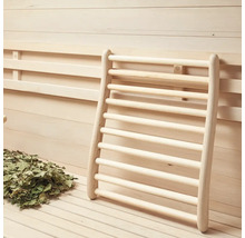 Houten ligstoel voor sauna en berken tak in de saunaruimte