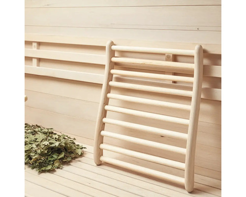 Houten ligstoel voor sauna en berken tak in de saunaruimte