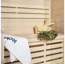 Sauna met houten wand, houten emmer, pollepel, berken tak en handdoek