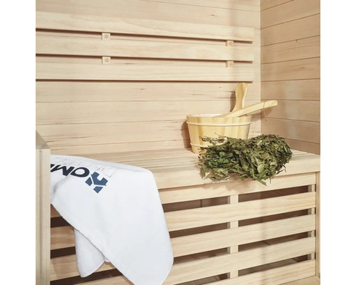 Sauna met houten wand, houten emmer, pollepel, berken tak en handdoek