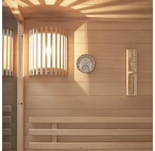 Interieur van een sauna met lamp, thermometer en banken