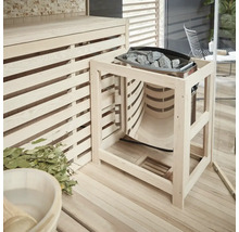 Sauna met kachel, saunastenen en houten accessoires