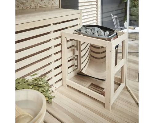 Sauna met kachel, saunastenen en houten accessoires