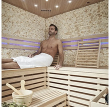 Sauna met houten panelen en ontspannende man