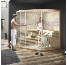 Lichte sauna met houten banken en glazen voorkant in een badkamer met twee personen.