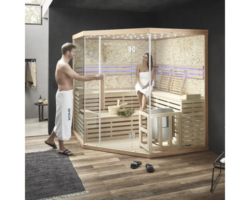 Lichte sauna met houten banken en glazen voorkant in een badkamer met twee personen.