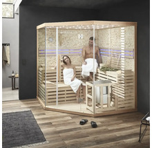 Binnenaanzicht van een sauna met twee ontspannen mensen op houten banken