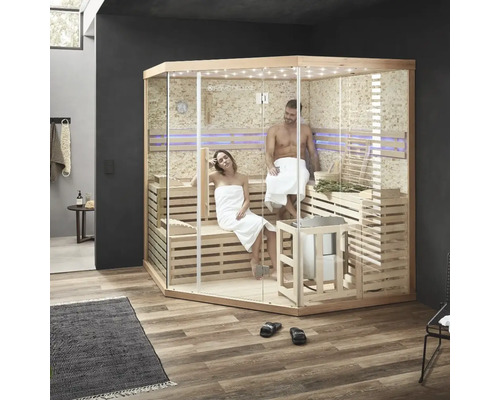 Binnenaanzicht van een sauna met twee ontspannen mensen op houten banken