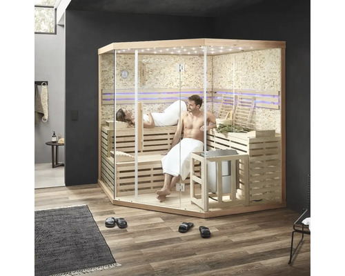 Interieur van een sauna met twee personen, houten banken en glazen wanden