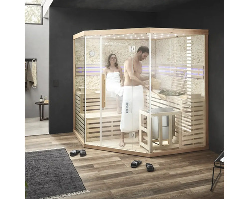 Ruime sauna met houten zitplaatsen en volledig glazen deur, geschikt voor twee personen