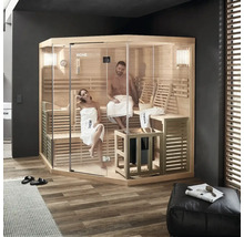 Hoeksauna met houten lambrisering en glazen voorkant met paar op houten banken