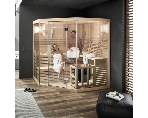 Hoeksauna met houten lambrisering en glazen voorkant met paar op houten banken