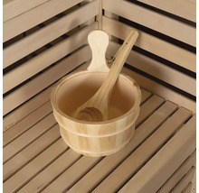 Houten sauna-emmer met scheplepel op een houten bank